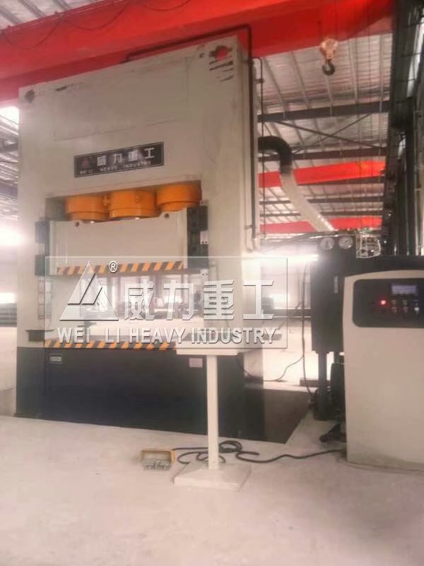 1000噸框架式拉伸液壓機(jī)客戶使用現(xiàn)場2