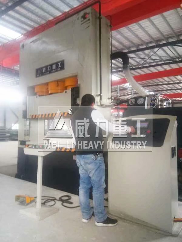 1000噸框架式拉伸液壓機(jī)客戶使用現(xiàn)場3