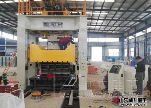 1200噸框架式汽車(chē)配件模壓機(jī)加工現(xiàn)場(chǎng)
