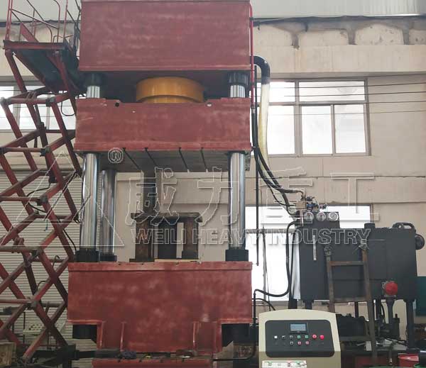 1000噸磚托板成型液壓機的加工生產現場