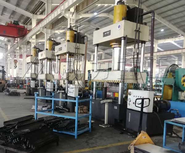 5臺(tái)防彈頭盔成型液壓機(jī)客戶使用現(xiàn)場