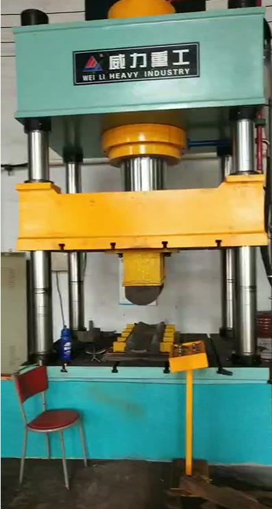500噸四柱液壓機(jī)客戶使用現(xiàn)場